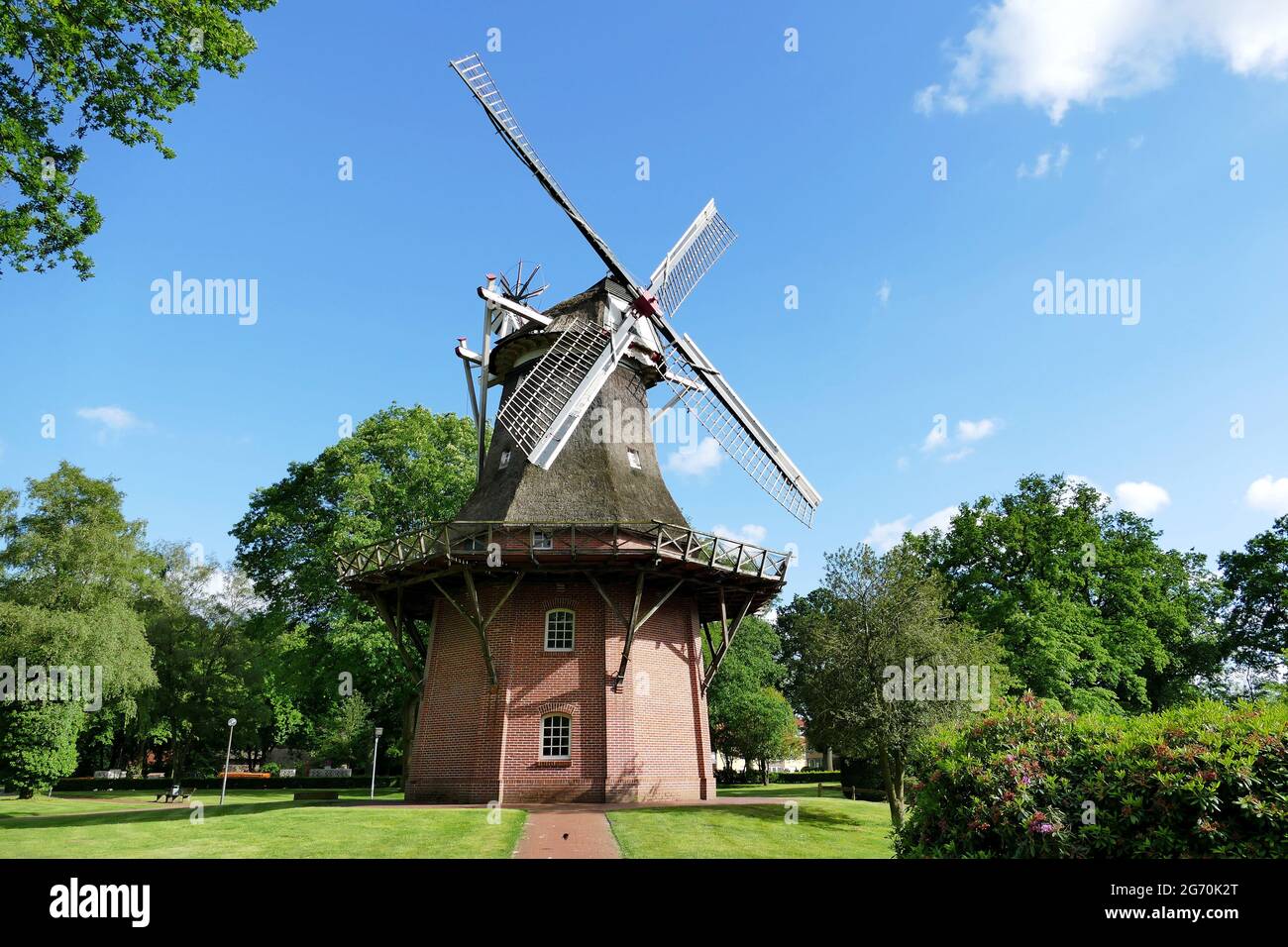 Alte Windmühle im Stadtpark mit Bäumen, Bad Zwischenahn, Niedersachsen