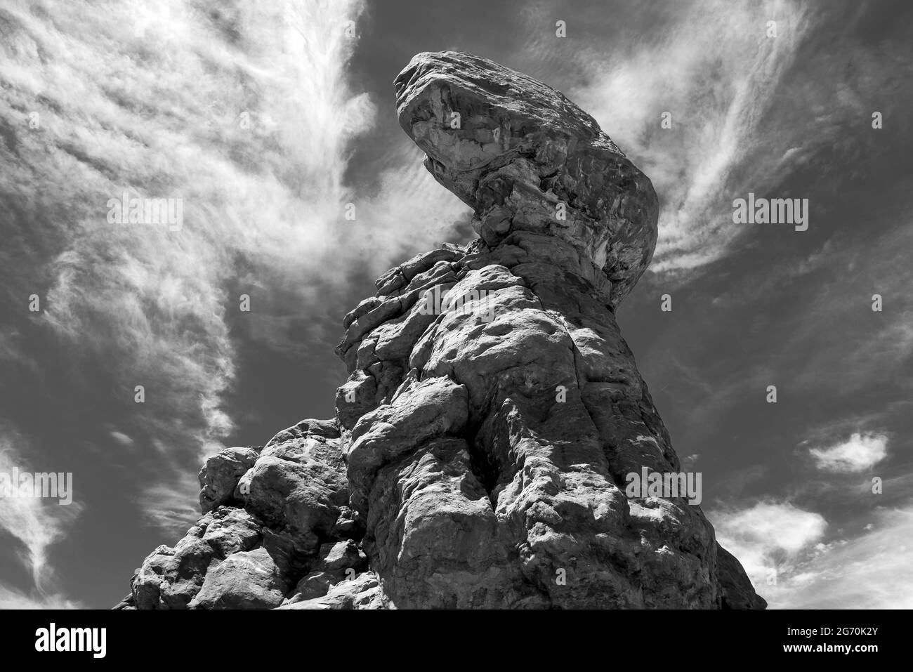 Schwarz-Weiß-Nahaufnahme der Balanced Rock Formation, Arches Nationalpark, Utah, USA. Stockfoto