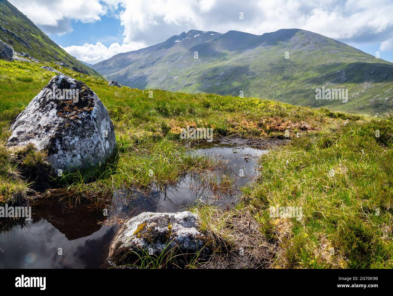 Bergteich und Felsen über steilem Tal Stockfoto