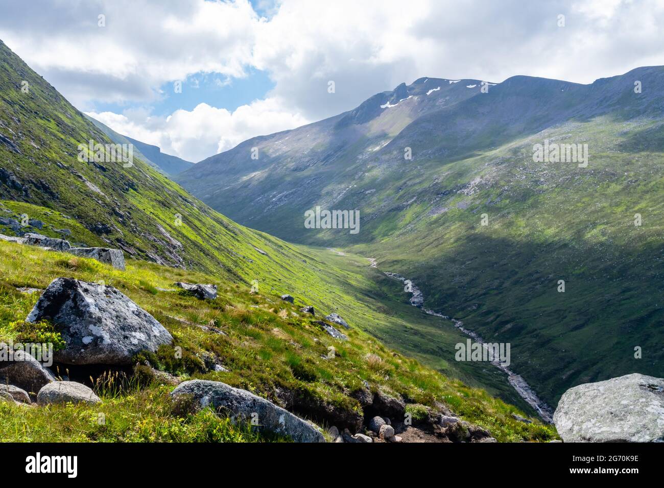 Steiles Tal in der Nevis-Bergkette Stockfoto