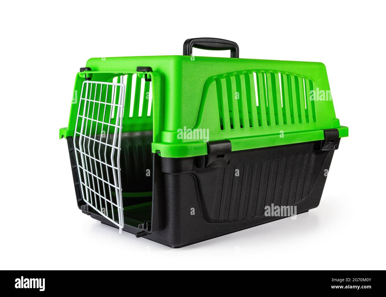 Haustierträger mit Ajartür isoliert auf weiß. Reisekiste für Katzen. Leere Reisebox für Hunde. Transport von Tieren zur Tierklinik. Stockfoto