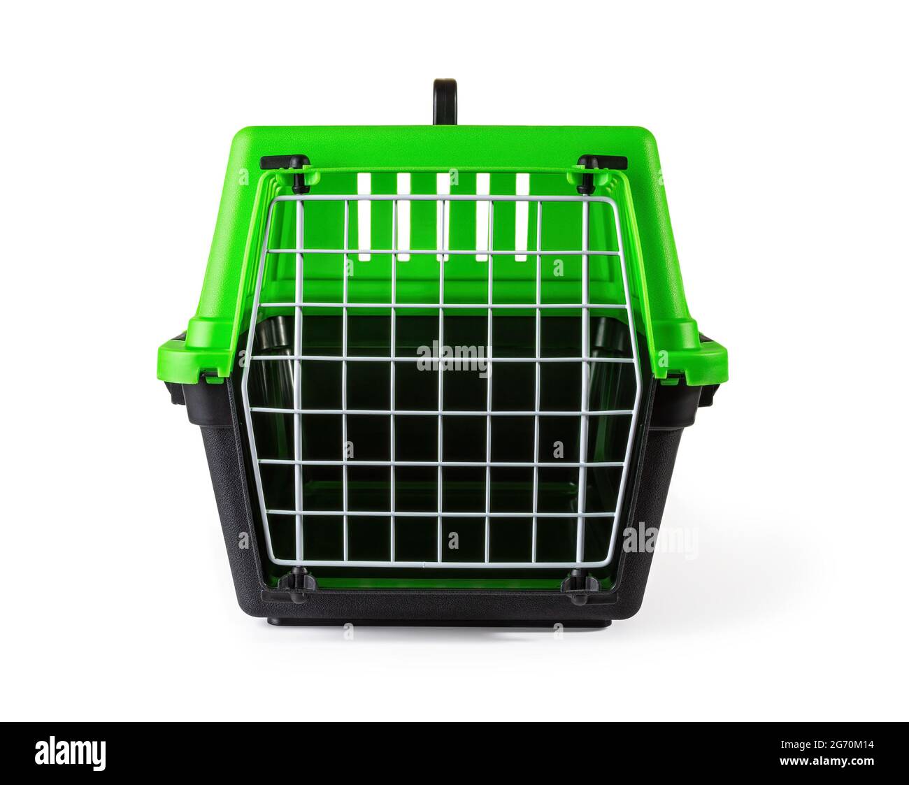 Katzenträger mit verschlossener Tür isoliert auf weißem Hintergrund. Transport von Tieren zur Tierklinik. Leere Reisebox aus Kunststoff mit Griff. Stockfoto