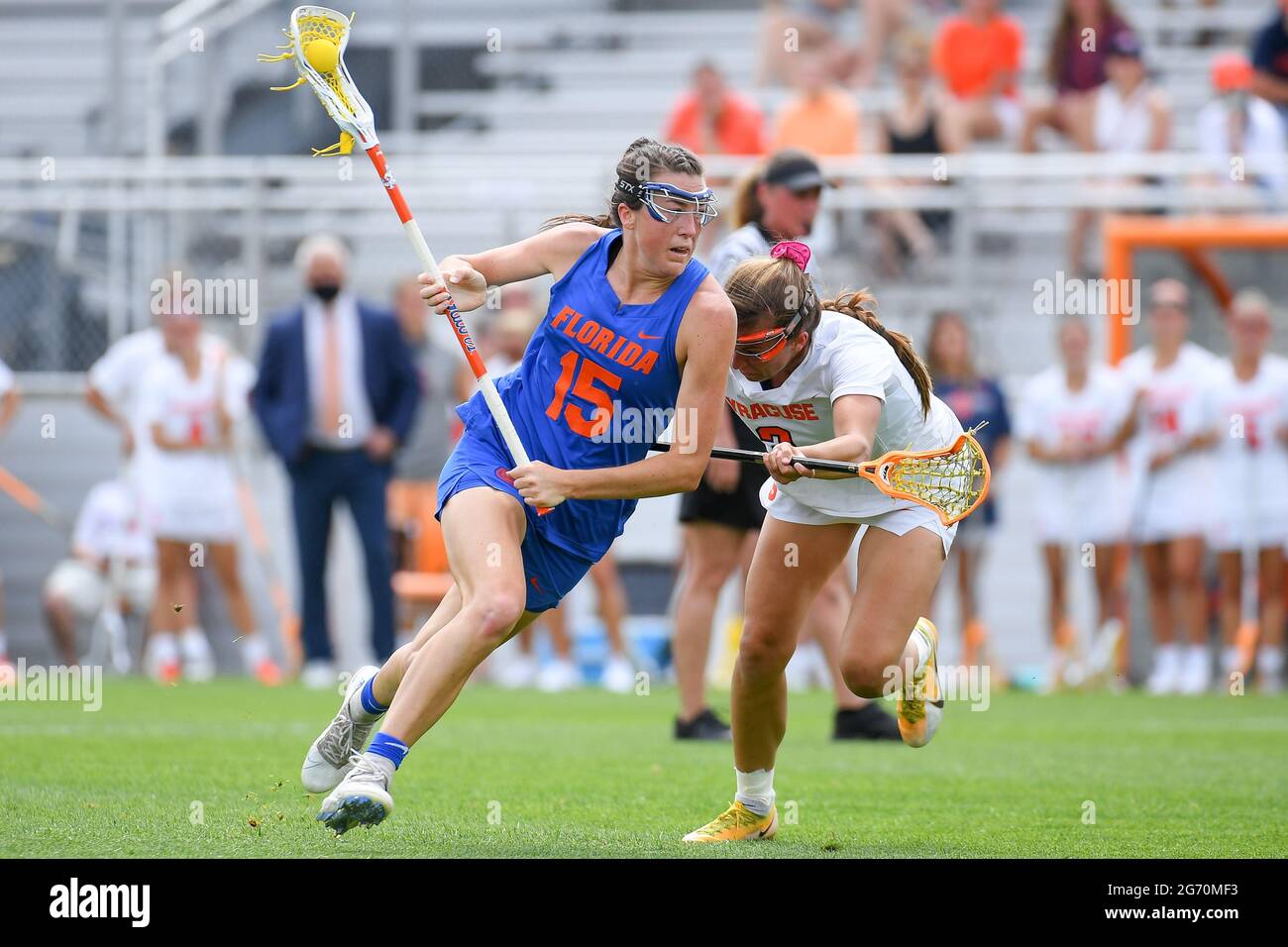 Syracuse, NY, USA. Mai 2021. Florida Gators Angreifer Grace Haus (15) weicht dem Tor gegen die Verteidigung von Syracuse Orange Mittelfeldspieler Sam Swart (3) während der ersten Hälfte eines NCAA Frauen Lacrosse Turnier Viertelfinale Runde Spiel am Samstag, 22. Mai 2021 im SU Soccer Stadium in Syracuse, NY. Syracuse gewann 17-11. Rich Barnes/CSM/Alamy Live News Stockfoto