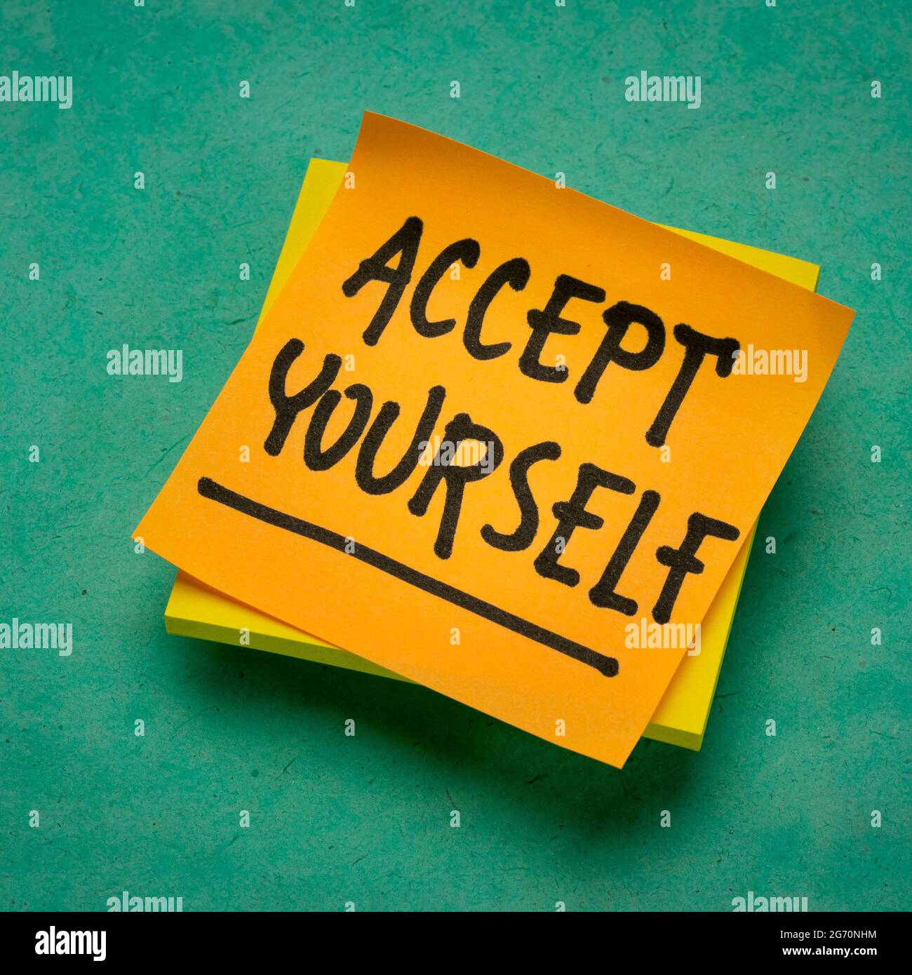 Akzeptieren Sie sich selbst – inspirierende Erinnerungsnotiz, Selbstakzeptanz und persönliches Entwicklungskonzept Stockfoto