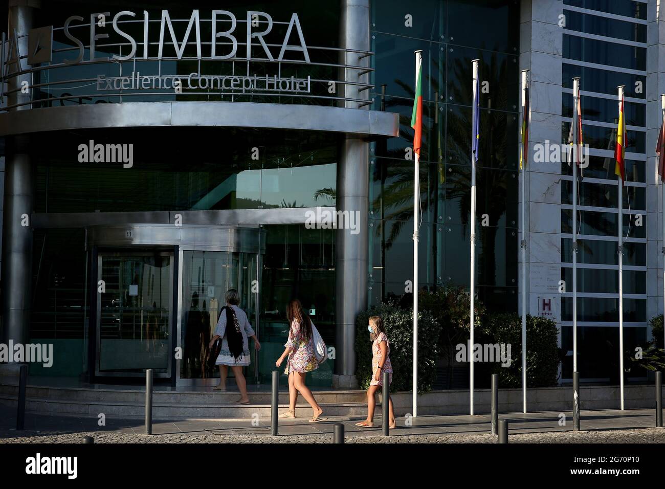 Sesimbra, Portugal. Juli 2021. Kunden betreten am 9. Juli 2021 ein Hotel in Sesimbra, Portugal. Ab Freitag hat Portugal die Verwendung des digitalen COVID-Zertifikats der Europäischen Union oder den Nachweis eines negativen Coronavirus-Tests durch Kunden in allen Hotels und anderen Ferienunterkünften des Landes gemäß dem Beschluss des Ministerrats vorgeschrieben. In Gemeinden mit hoher COVID-19-Inzidenz gilt die gleiche Anforderung freitags ab 7 Uhr und am Wochenende für Kunden, die in Restaurants drinnen speisen möchten. Quelle: Petro Fiuza/Xinhua/Alamy Live News Stockfoto