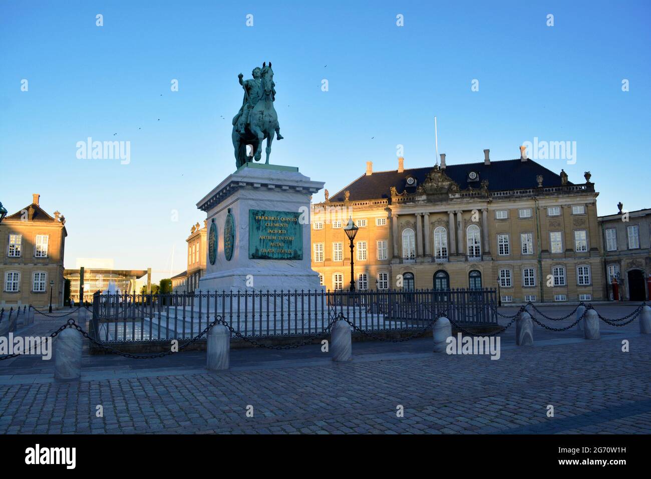 Kopenhagen, Dänemark - Juli 2021: Monumentale Reiterstatue des Gründers Amalienborgs, König Friedrich V., auf dem zentralen Platz von Amalienborg Stockfoto