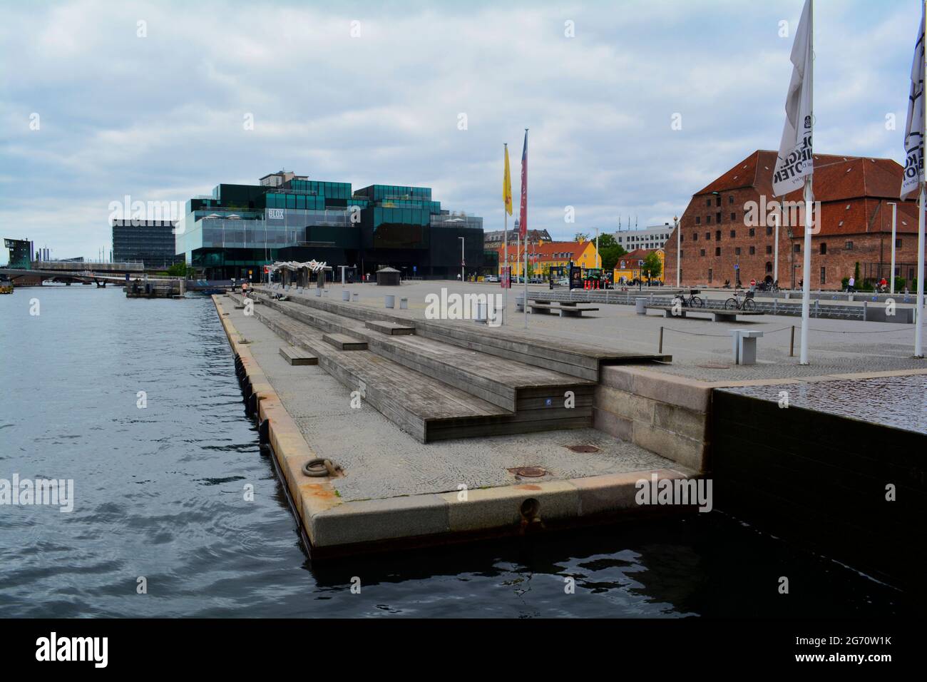 Kopenhagen, Dänemark - Juli, 2021: BLOX Building, ein einzigartiger städtischer Komplex, der als Stapel kompakter Würfel an der Hafenfront gebaut wurde. Stockfoto