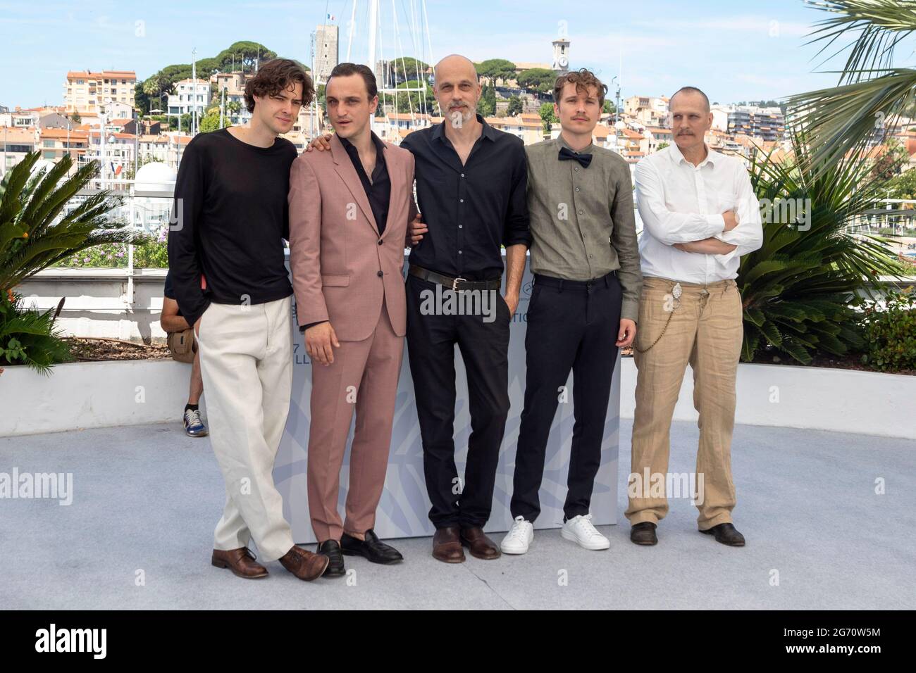 Cannes, Frankreich. Juli 2021. Thomas Prenn (l-r), Franz Rogowski, Anton von Lucke und Georg Friedrich posieren beim Fotofilm „große Freiheit“ während der 74. Jährlichen Filmfestspiele von Cannes am 09. Juli 2021 im Palais des Festivals in Cannes, Frankreich. Quelle: dpa picture Alliance/Alamy Live News Stockfoto