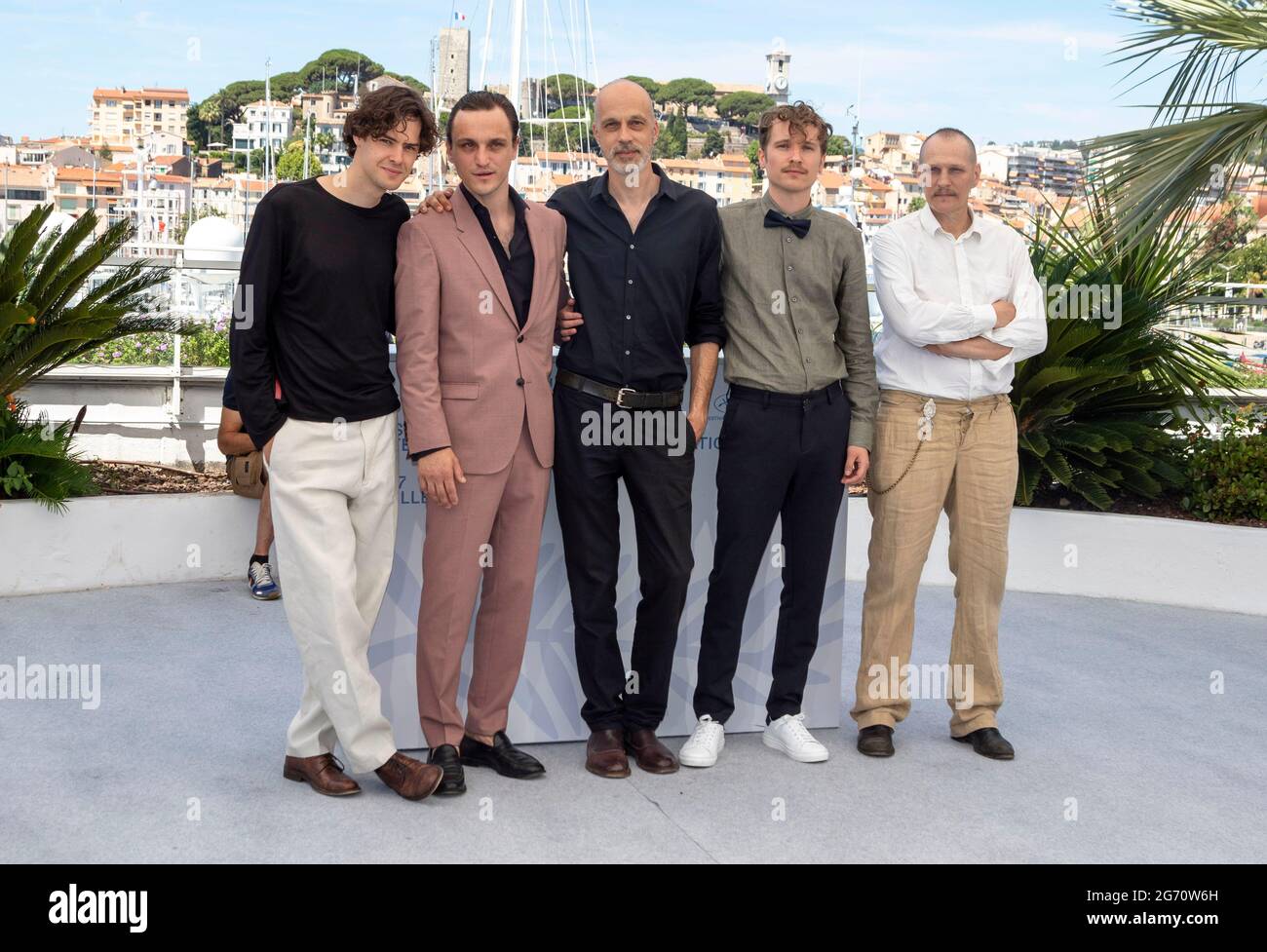 Cannes, Frankreich. Juli 2021. Thomas Prenn (l-r), Franz Rogowski, Anton von Lucke und Georg Friedrich posieren beim Fotofilm „große Freiheit“ während der 74. Jährlichen Filmfestspiele von Cannes am 09. Juli 2021 im Palais des Festivals in Cannes, Frankreich. Quelle: dpa picture Alliance/Alamy Live News Stockfoto