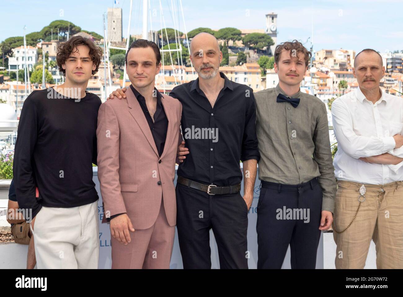Cannes, Frankreich. Juli 2021. Thomas Prenn (l-r), Franz Rogowski, Anton von Lucke und Georg Friedrich posieren beim Fotofilm „große Freiheit“ während der 74. Jährlichen Filmfestspiele von Cannes am 09. Juli 2021 im Palais des Festivals in Cannes, Frankreich. Quelle: dpa picture Alliance/Alamy Live News Stockfoto