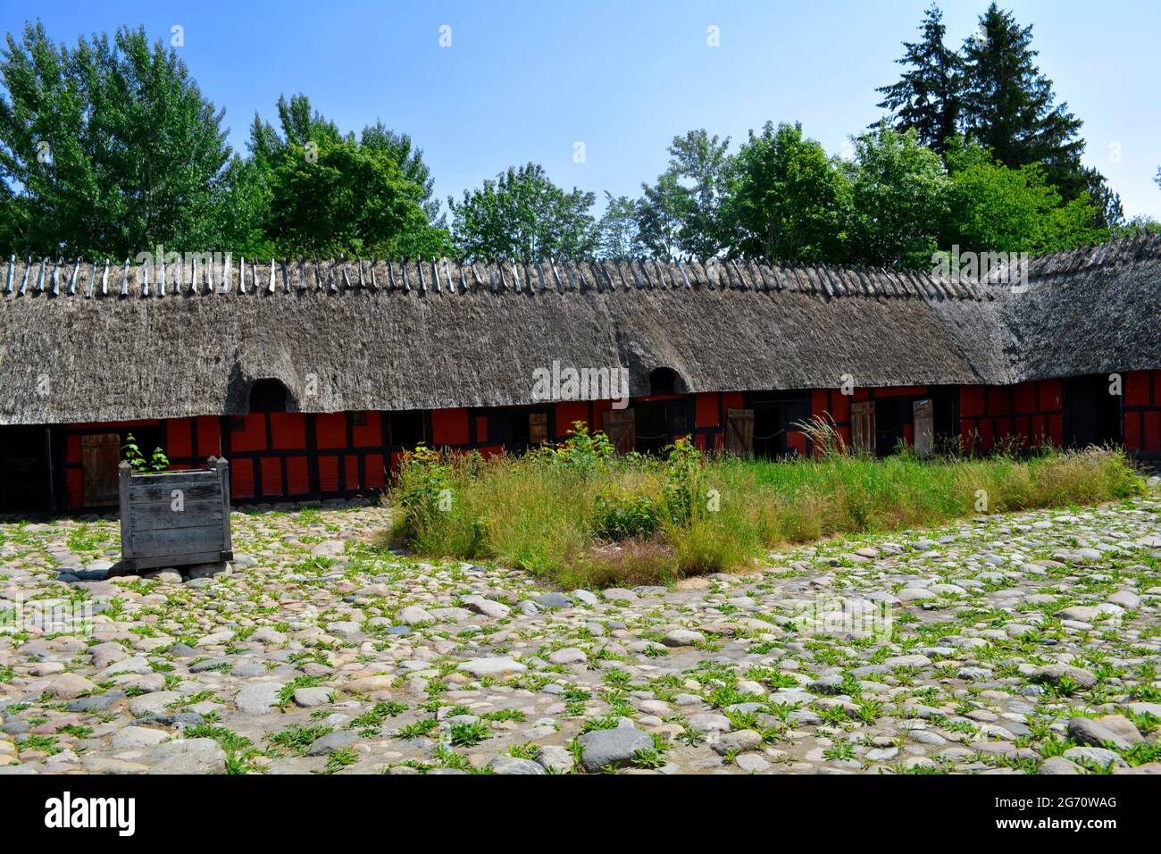 Lyngby, Dänemark - Juli 2021: Altes Bauernhaus aus True in der Nähe von Aarhus, ausgestellt im Alten Dänemark, Freilichtmuseum (Frilandsmuseet) Stockfoto