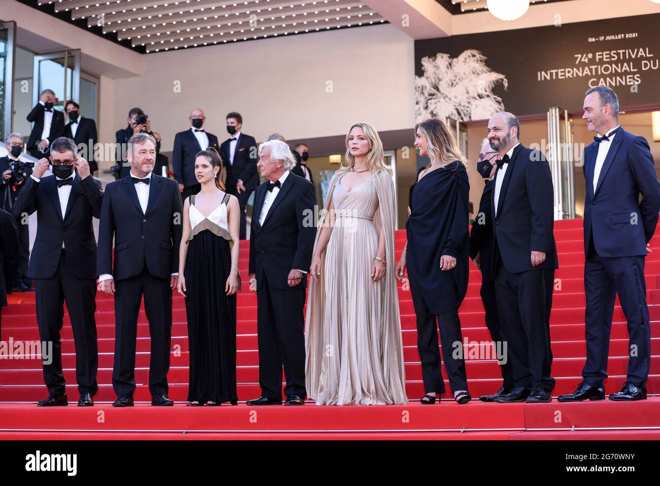 Cannes, Frankreich. Juli 2021. CANNES - JULI 09: Michel Merkt, David Birke, Clotilde Courau, Virginie Efira, Paul Verhoeven, Daphne Patakia und Olivier Rabourdin kommen zur Premiere von „BENEDETTA“ während der 74. Filmfestspiele von Cannes am 09. Juli 2021 im Palais des Festivals in Cannes, Frankreich. (Foto von Lyvans Boolaky/ÙPtertainment/Sipa USA) Quelle: SIPA USA/Alamy Live News Stockfoto