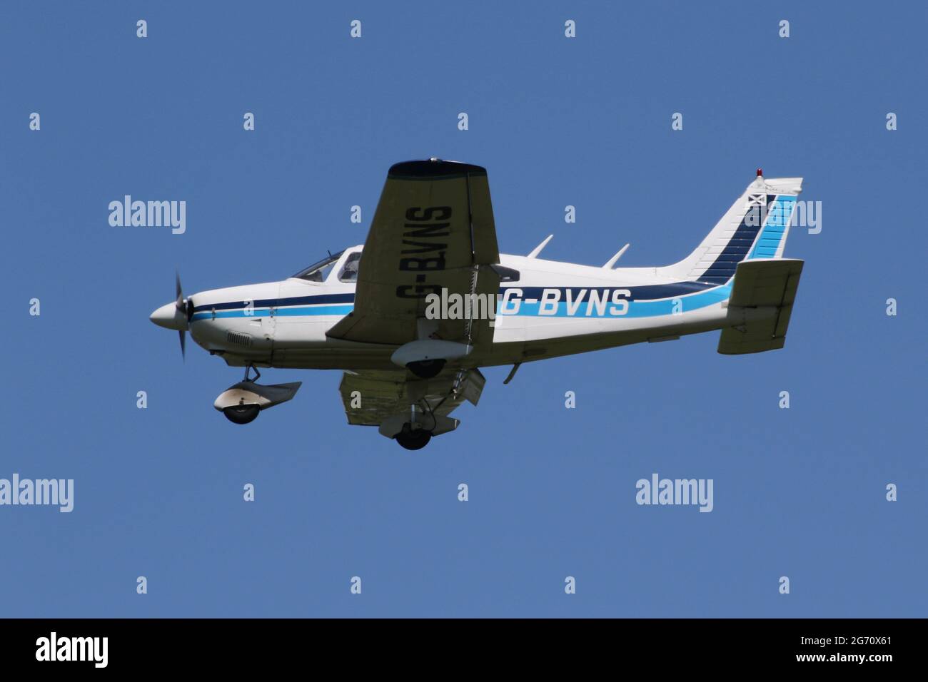 G-BVNS, eine Piper PA-28-181 Archer II Cherokee betrieben von schottischen Airways Flyers am Flughafen Prestwick in Ayrshire. Stockfoto