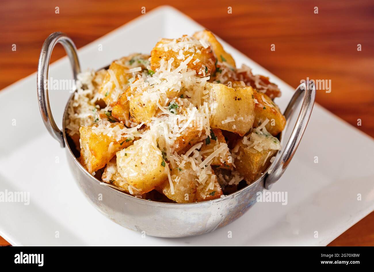 Italienische Entenfettkartoffeln in einem silbernen Serviertopf Stockfoto