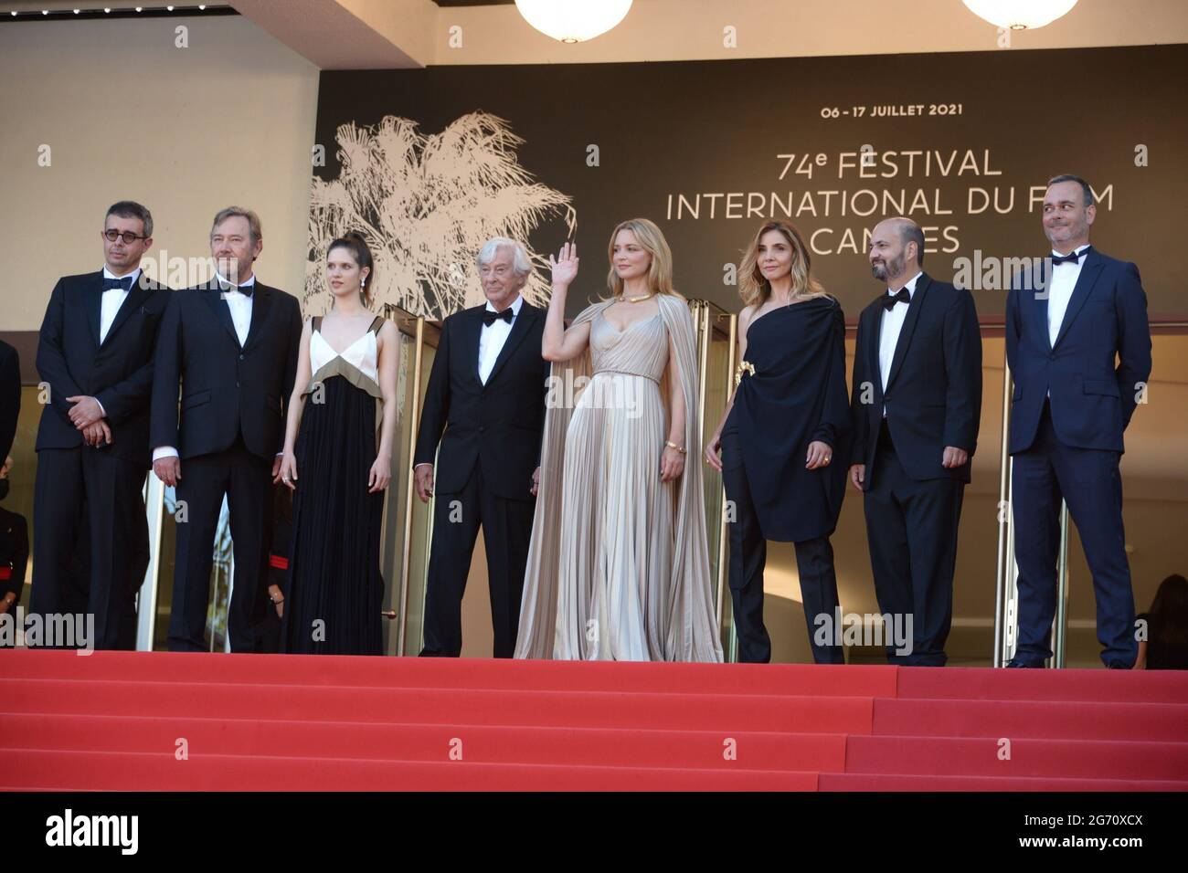 9. Juli 2021, CANNES, Frankreich: CANNES, FRANKREICH - 09. JULI: (L-R) SaÃ¯d Ben SaÃ¯d, Olivier Rabourdin, Daphne Patakia, Direktor Paul Verhoeven, Virginie Efira, Clotilde Courau, David Birke und Michel Merkt (Foto: © Frederick InjimbertZUMA Wire) Stockfoto