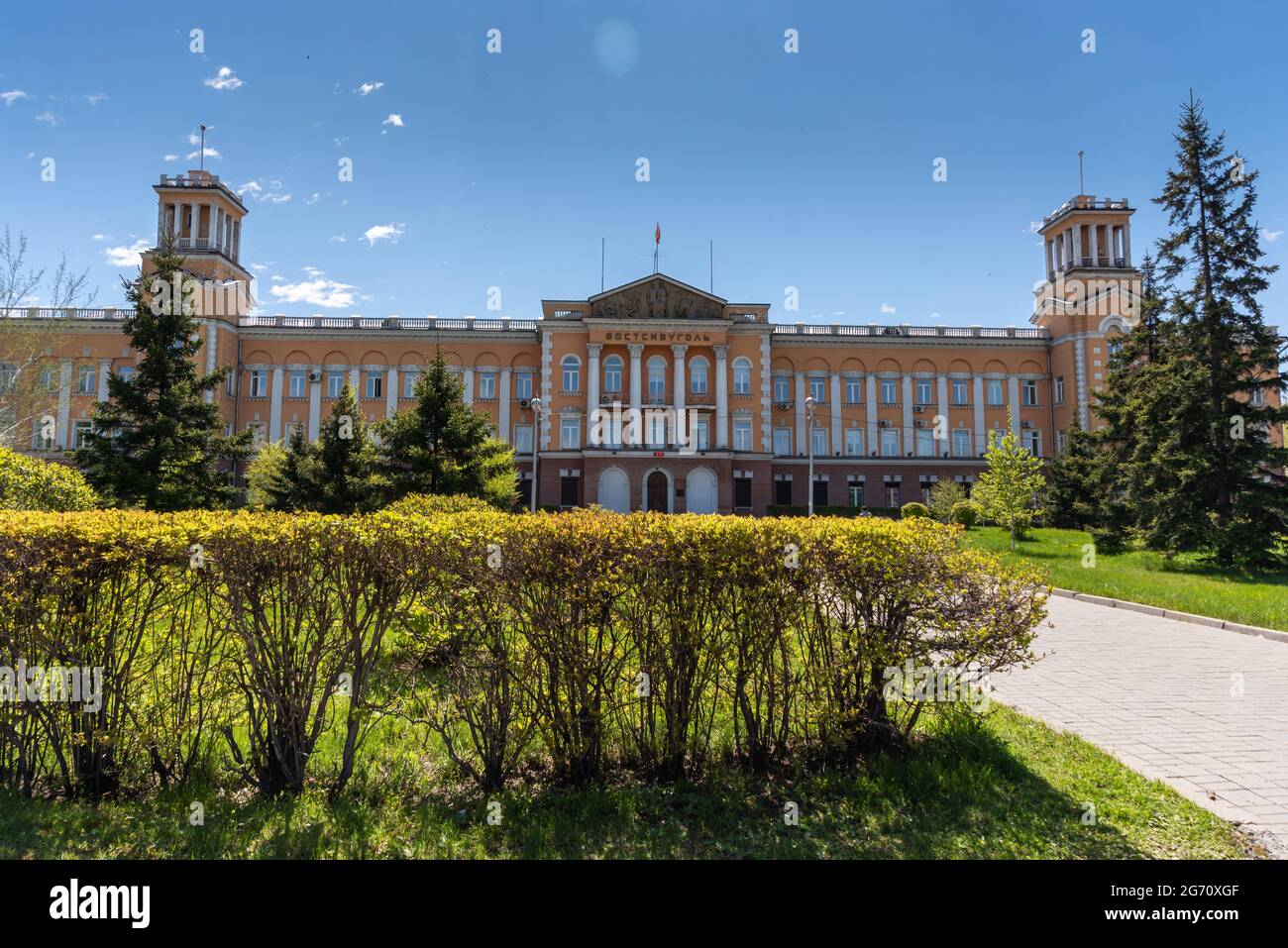 Russland, Irkutsk - 27. Mai 2021: Aufbau des Vostsibugol Handels- und Industrieunternehmens. Tichwinski oder Kirowplatz Stockfoto