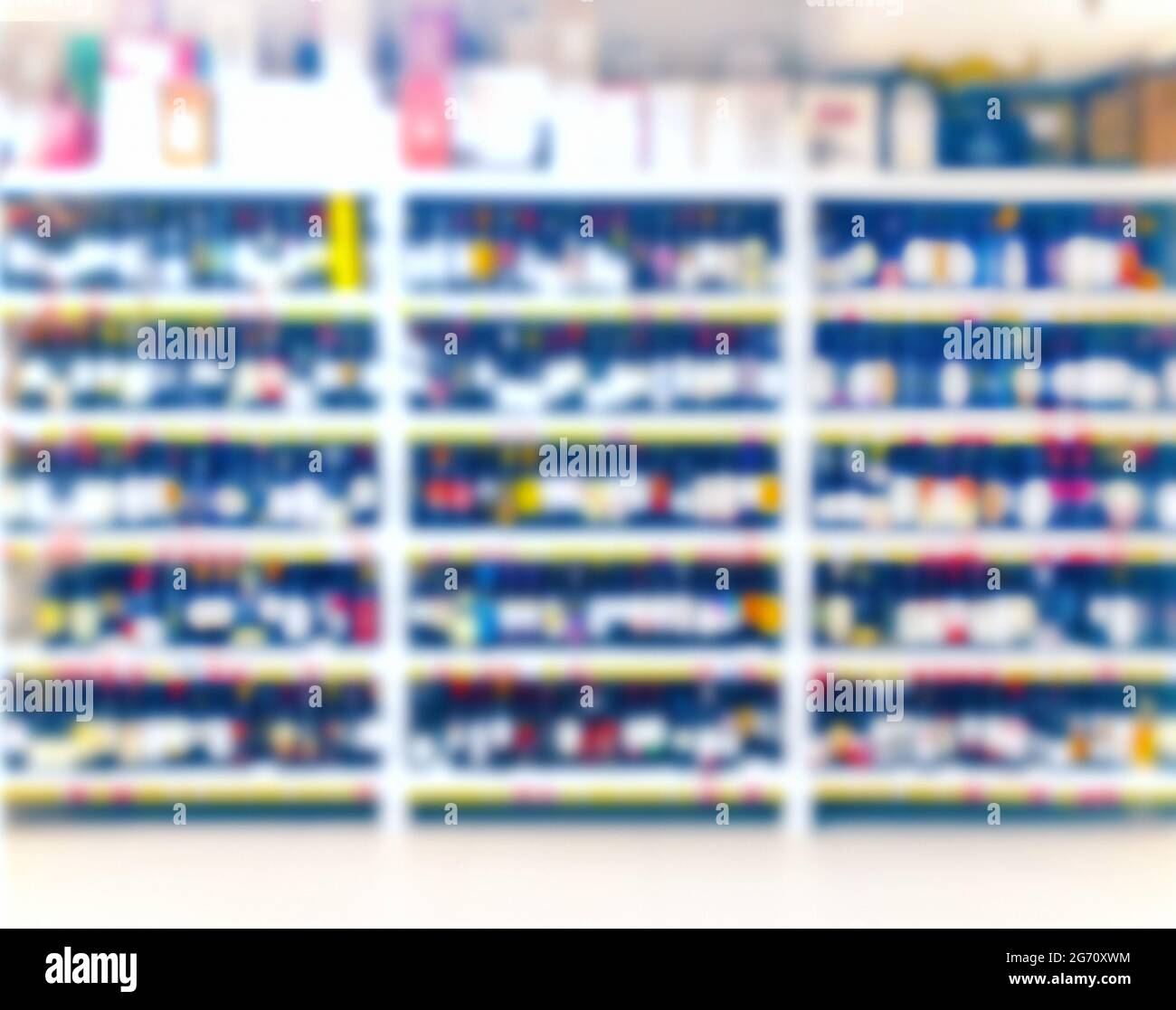 Weinregale im Supermarkt, entkokst Stockfoto