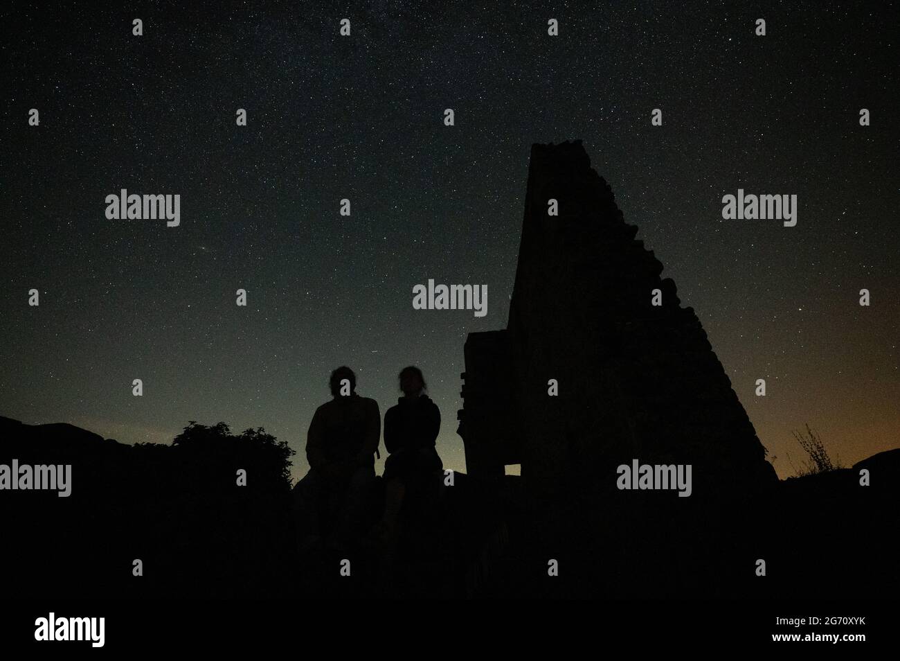 Vorderweidenthal, Deutschland. Juli 2021. Zwei Personen sitzen vor dem Sternenhimmel auf Schloss Lindelbrunn. Quelle: Sebastian Gollnow/dpa/Alamy Live News Stockfoto