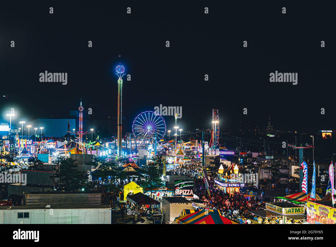 Panoramablick auf die New Jersey State Fair bei Nacht. Stockfoto