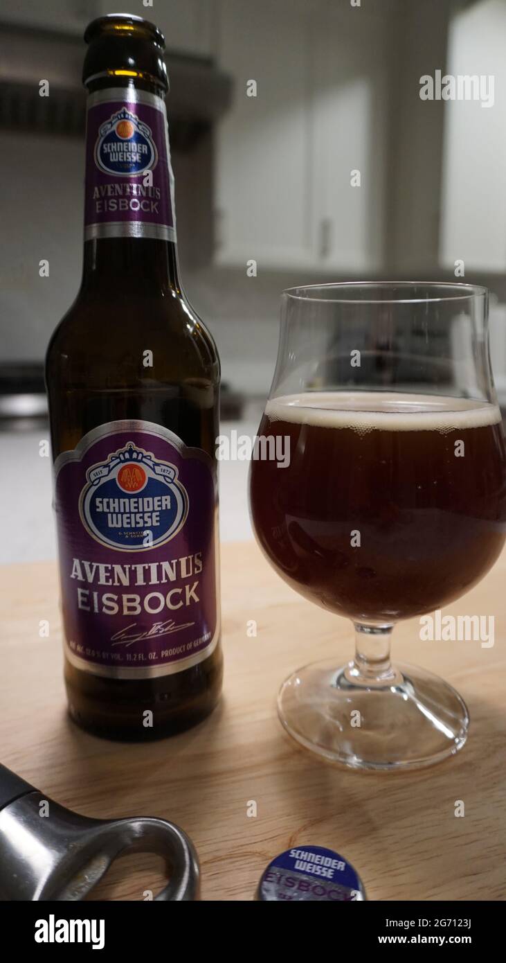 Flasche Schneider Weisse Aventinus Eisbock Bier in ein Servierglas gegossen  Stockfotografie - Alamy