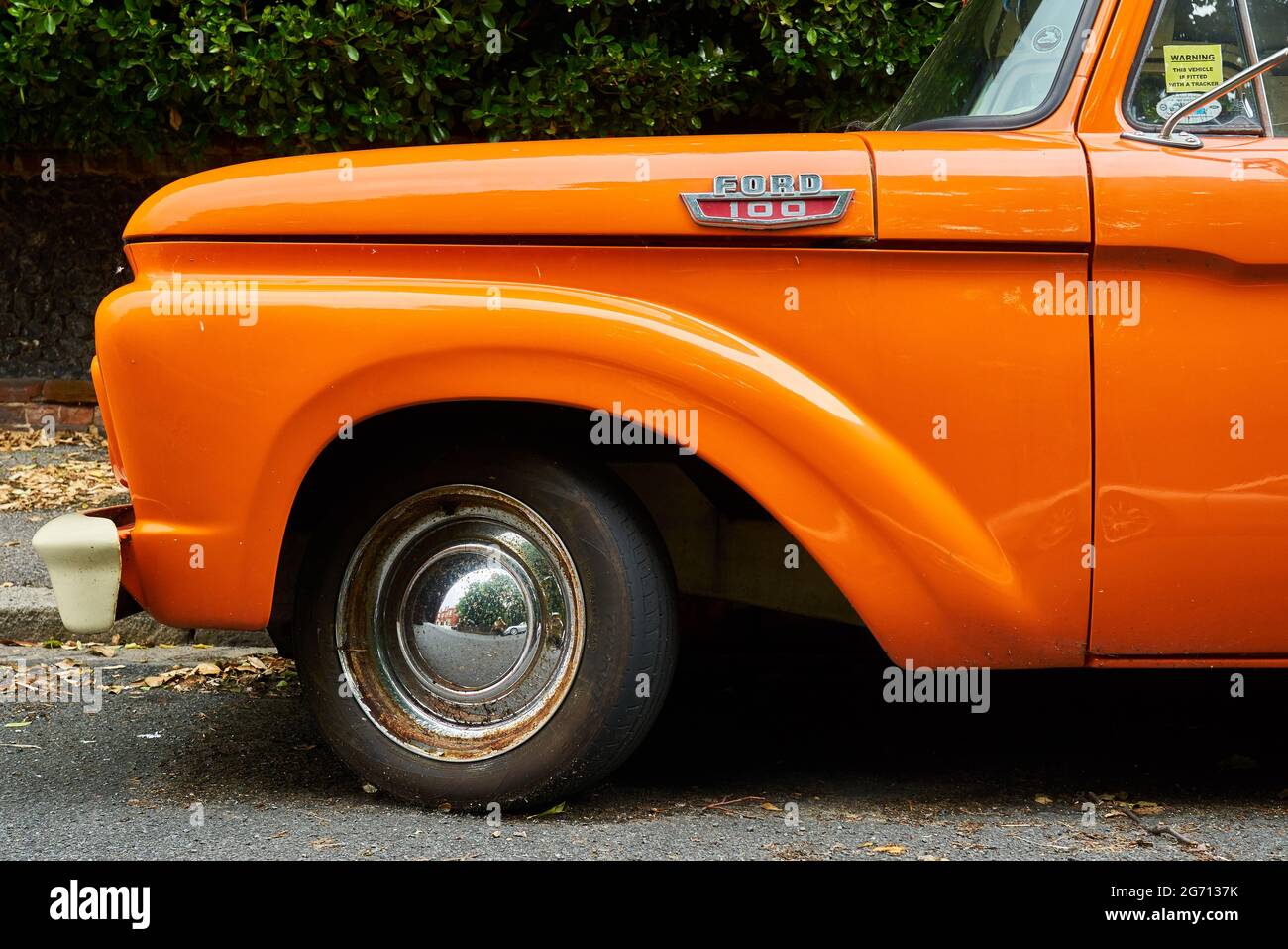 Ramsgate, Vereinigtes Königreich - 29. Juni 2021: Vorderradbogen eines orangefarbenen Ford F100 Pickup Truck aus der Mitte der sechziger Jahre Stockfoto