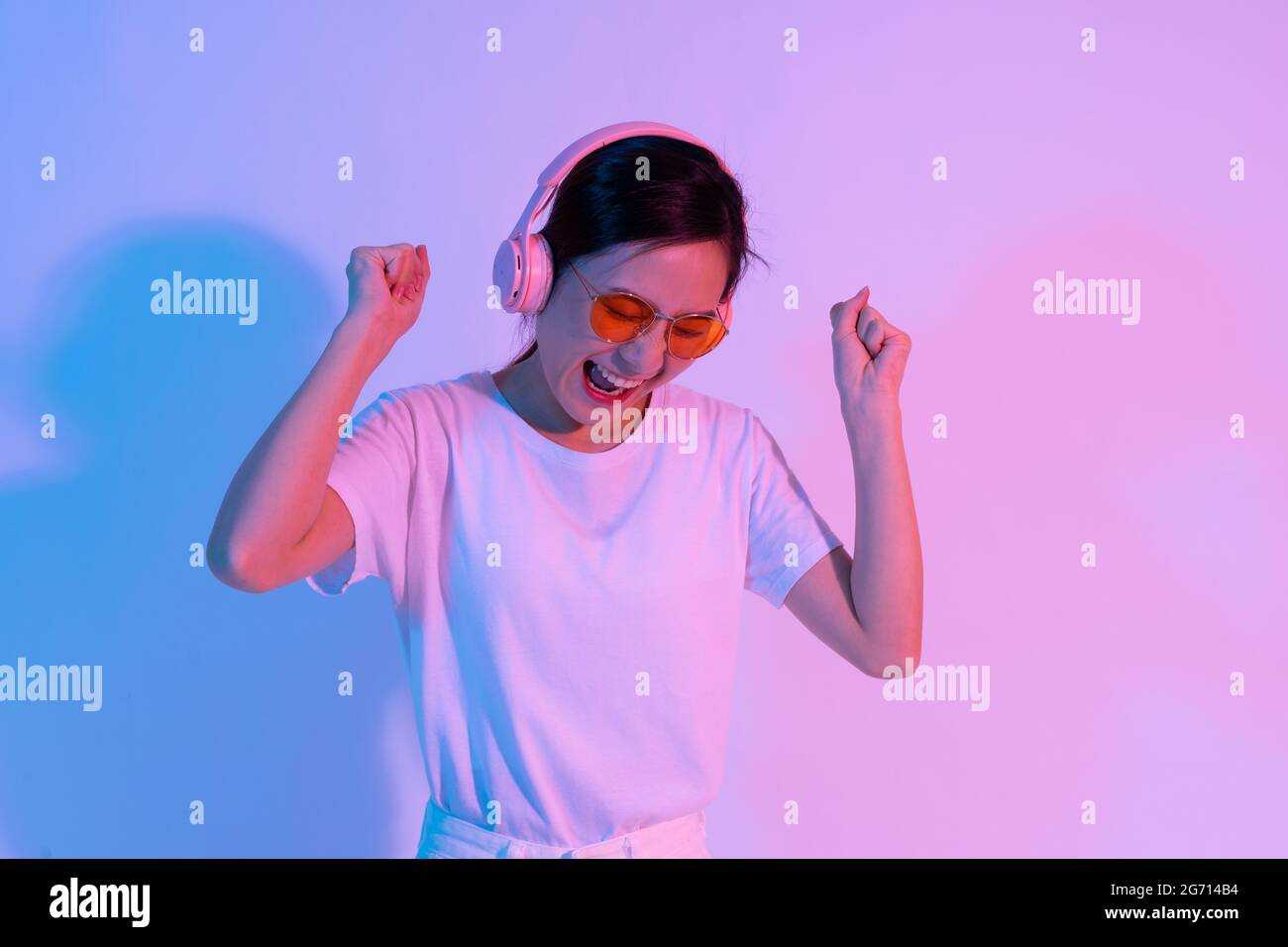 Portrait eines jungen asiatischen Mädchens, das Kopfhörer trägt Stockfoto
