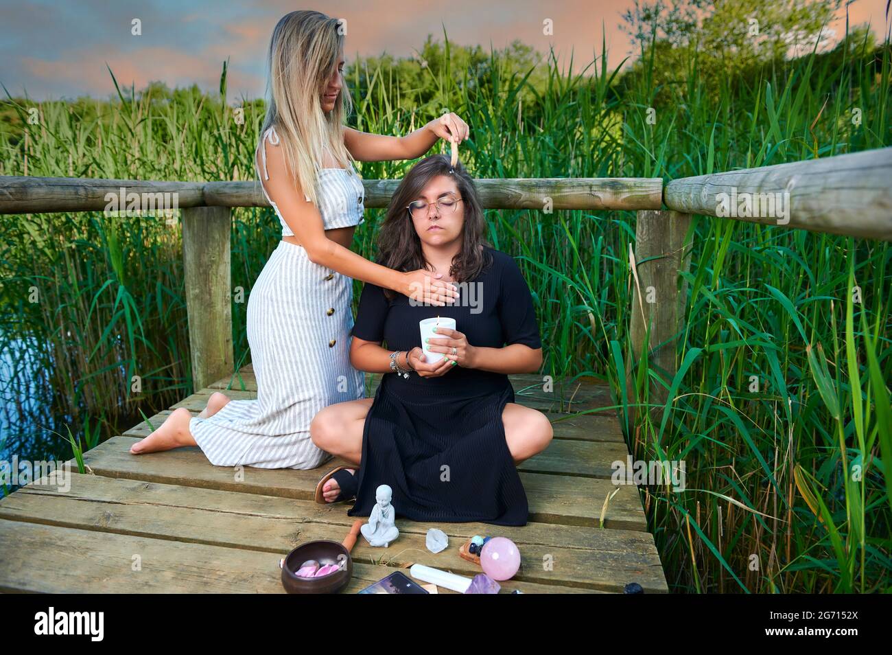Zwei junge Frauen üben eine ganzheitliche Therapie Stockfoto