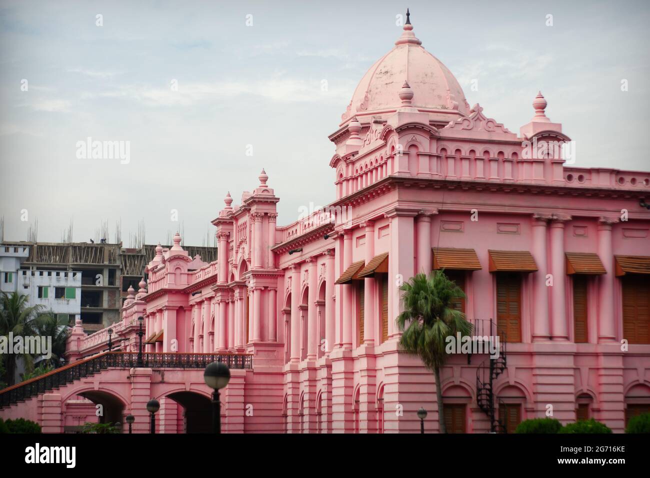 Schöne Landschaft von Ahsan Manzil am Ufer des Flusses Buriganga. Old Dhaka, Bangladesch. Ein historischer Ort. Stockfoto