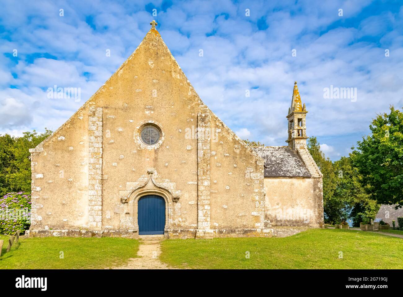 Saint-Cado in der Bretagne, schöne Kapelle im Zentrum des Dorfes, auf einer kleinen Insel Stockfoto