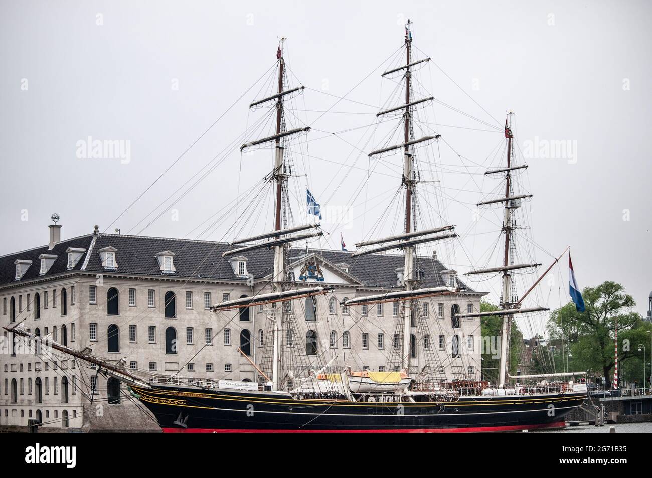 AMSTERDAM, NIEDERLANDE. 06. JUNI 2021. Altes Holzschiff Stad Amsterdam. Schwarzweiß-Fotografie Stockfoto