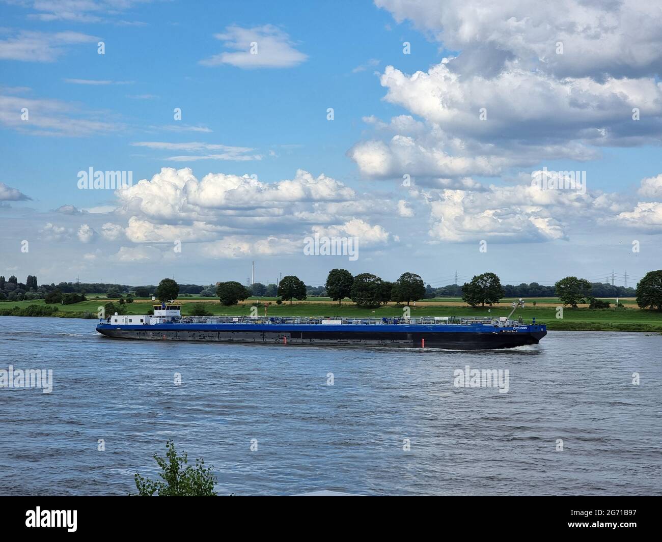 Binnenvaart, Übersetzung Binnenschifffahrt auf dem Rhein Krefeld Niederlande Juli 2021, während der Abendstunden, Gastankschiff Öl- und Gastransport Deutschland. Stockfoto