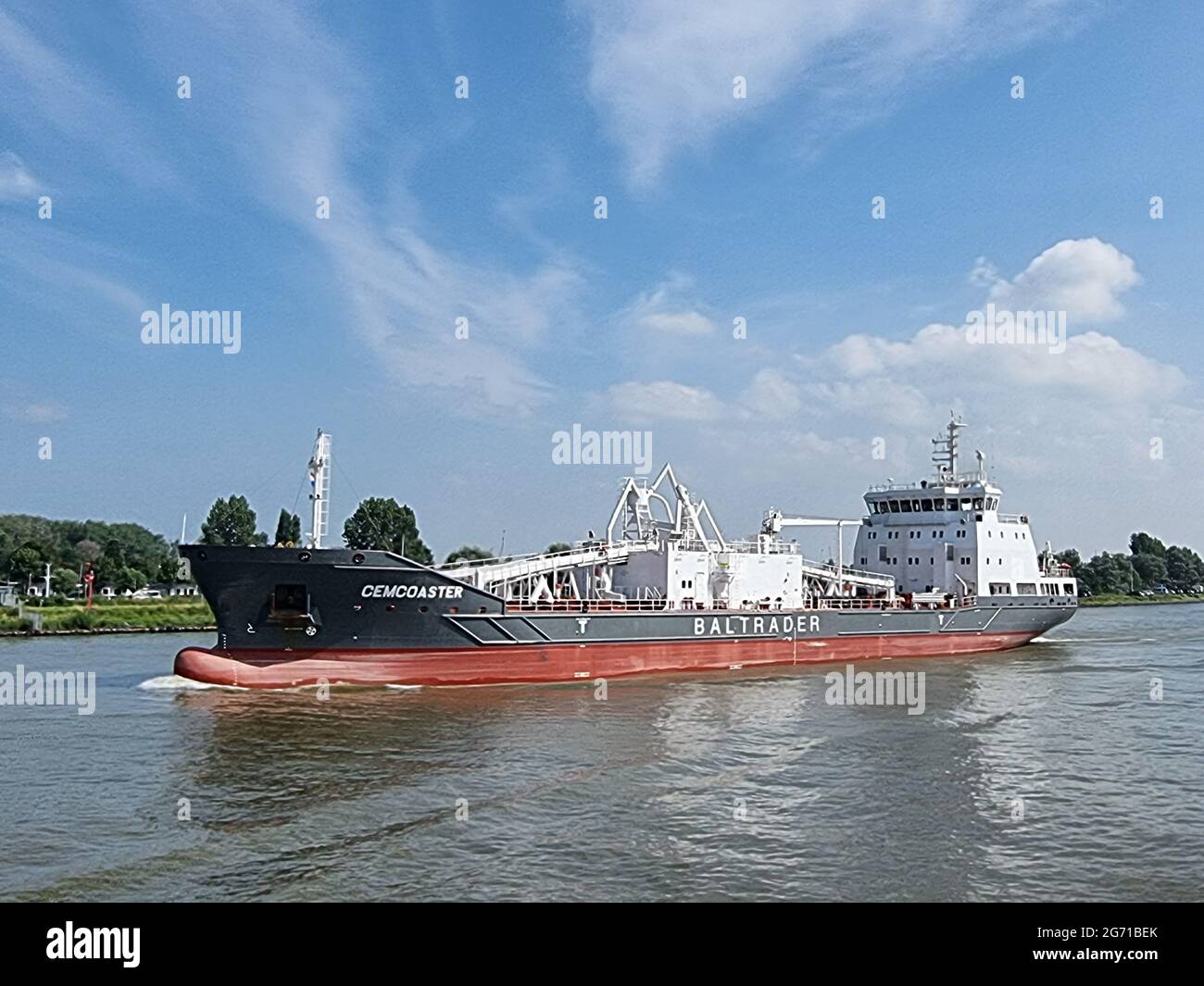 Moerdijk Dordrecht Niederlande Juli 2021, riesiger Öltanker auf dem Fluss oude maas, Achterbahn auf dem Schiff nach Rotterdam Stockfoto