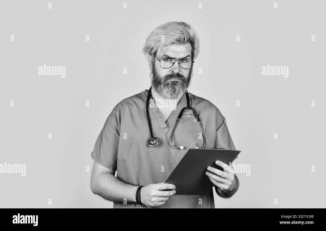 Evidenzbasierte Medizin. Bestrahlungsprotokolle. Behandlung lindern Symptome Körper bekämpft Infektion. Coronavirus-Konzept. Mann bärtiger Arzt mit Ordner Stockfoto