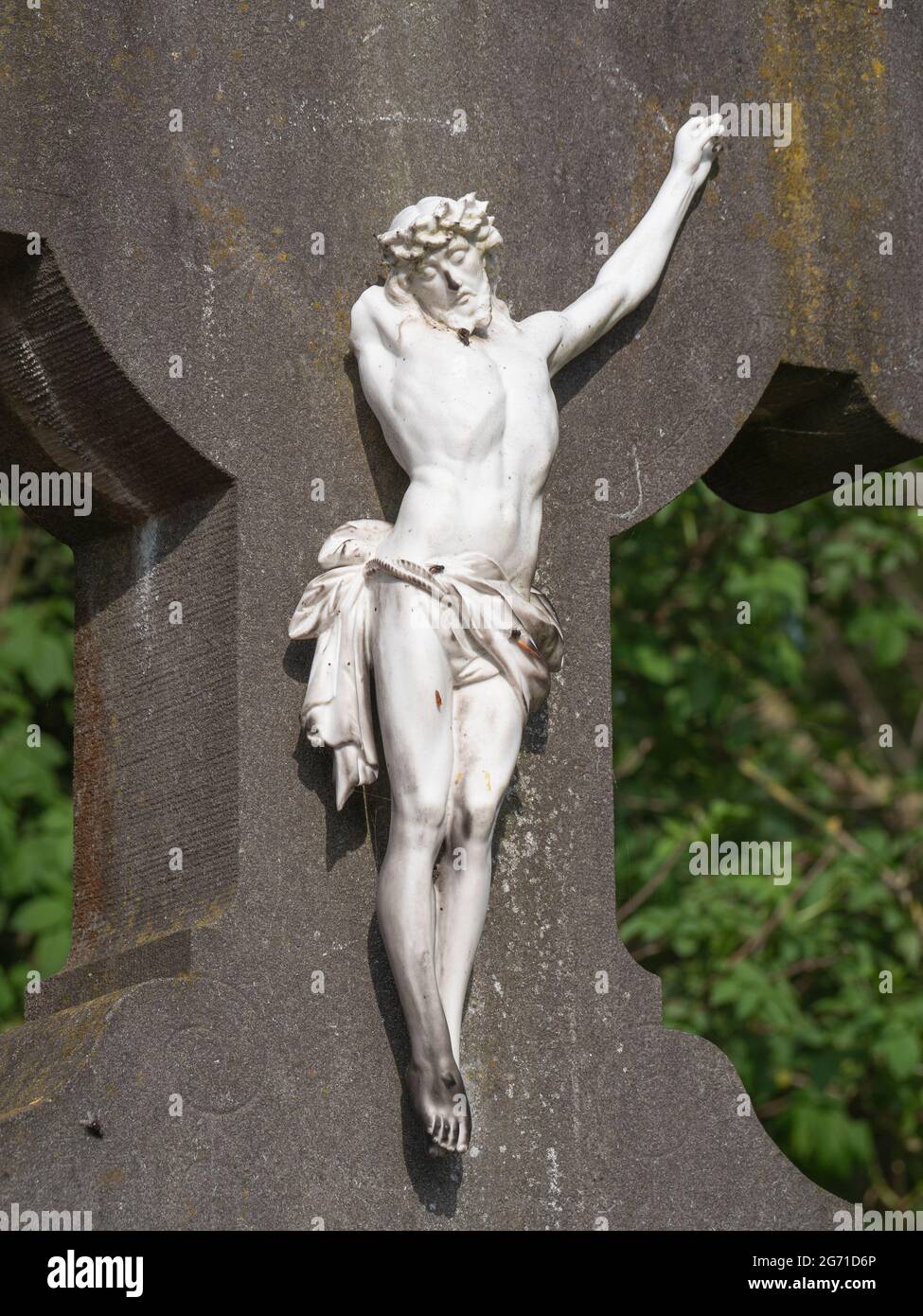 Bild eines gebrochenen Jesus Christus am Kreuz mit einem fehlenden Arm und  echten Fliegen auf dem Körper Stockfotografie - Alamy