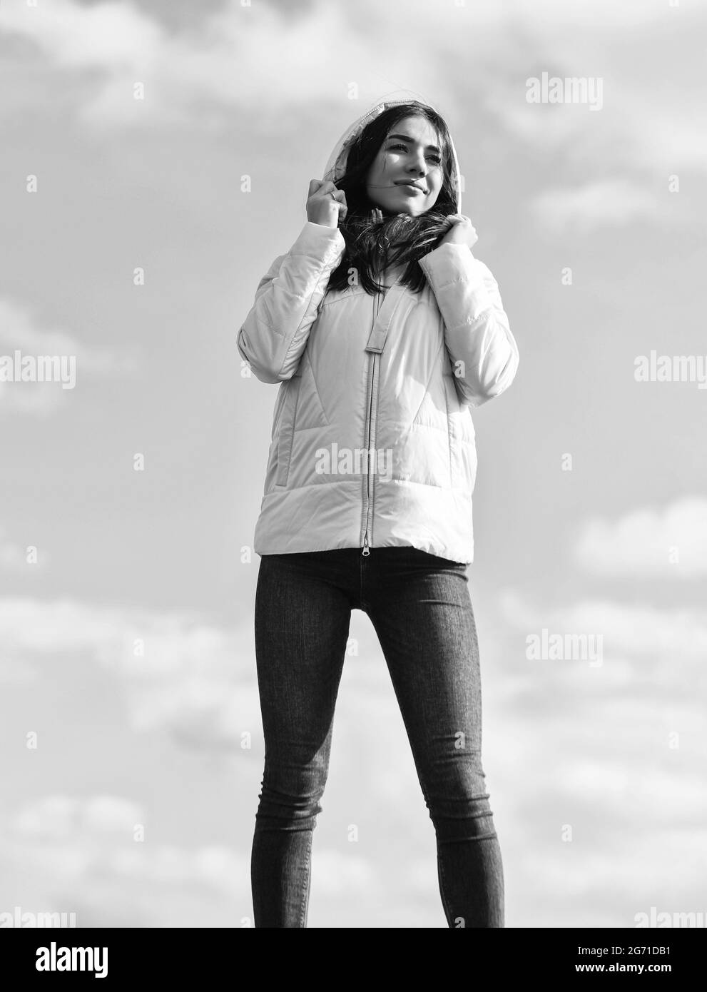 Frau Mode Modell im Freien. Fühlen Sie sich frei windigen Tag. Frau genießt kühles Wetter. Frische des Morgens. Entdecken Sie Ihren wahren Stil. Schönheit und Mode-Look Stockfoto