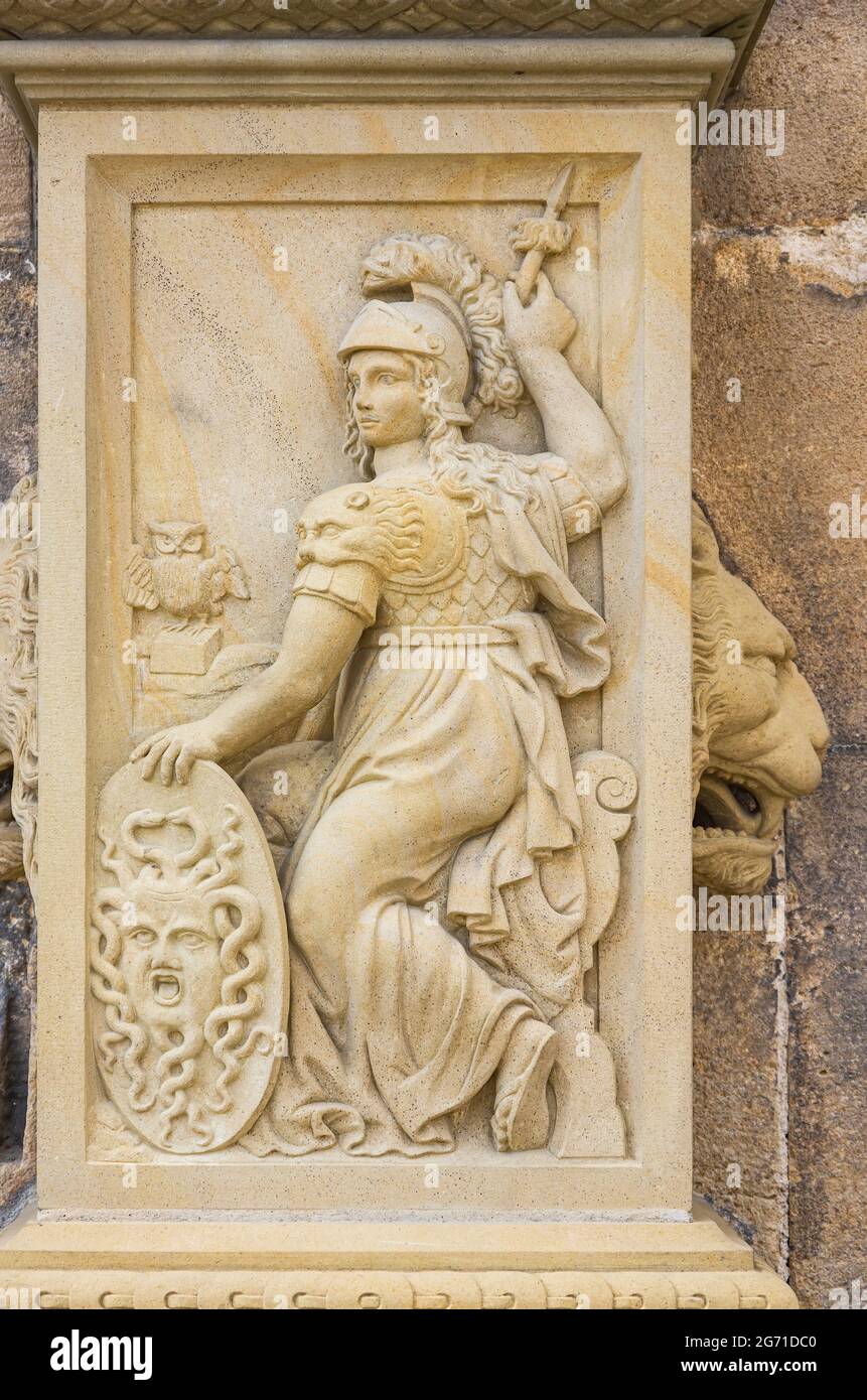 Frisch restauriertes Bild der Göttin Pallas Athene als Steinrelief auf einem Säulensockel auf dem Außenportal des Schlosses Hohentübingen, Tübingen, Deutschland. Stockfoto