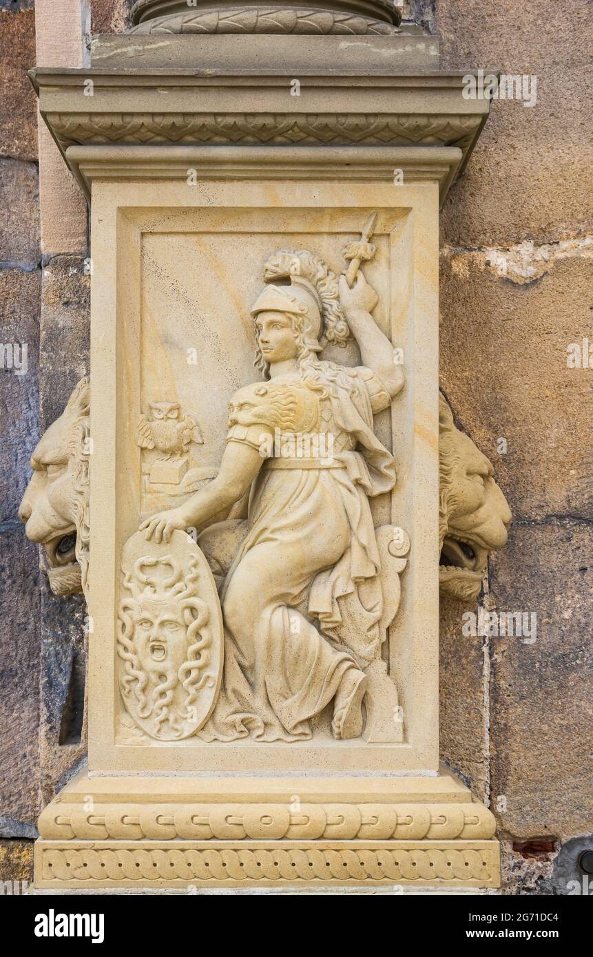 Frisch restauriertes Bild der Göttin Pallas Athene als Steinrelief auf einem Säulensockel auf dem Außenportal des Schlosses Hohentübingen, Tübingen, Deutschland. Stockfoto