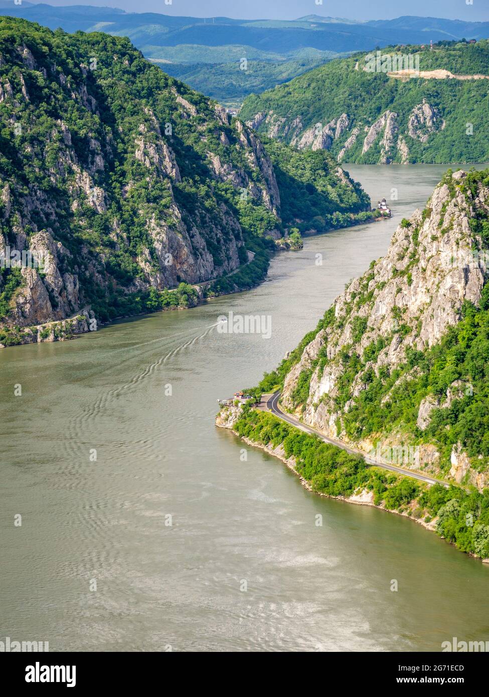Malerische Aussicht auf die Flussüberquerung durch die Klippen in den großen Kesseln der Donau, Dubova Romania Stockfoto