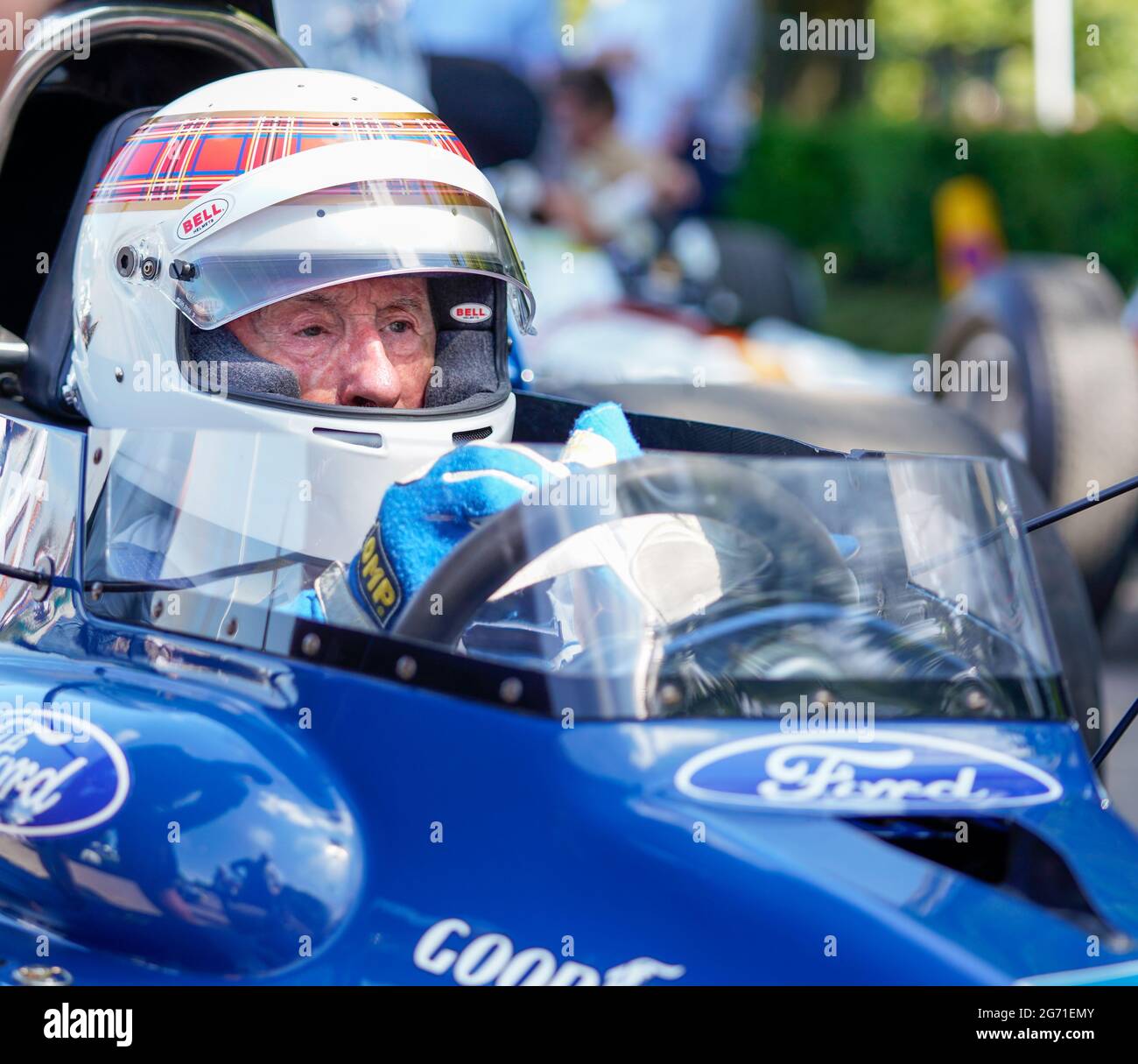 Sir Jackie Stewart nimmt mit seinem ikonischen Tartan und weißen Helm am Bergaufstieg beim Goodwood Festival of Speed 2021 Teil Stockfoto