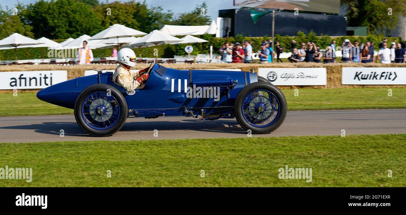 Alexander Boswell fährt beim Goodwood Festival of Speed 2021 eine königsblaue Delage Bequet Nummer 111 aus dem Jahr 1923. Bewegungsunschärfe von Hintergrundspektoren Stockfoto