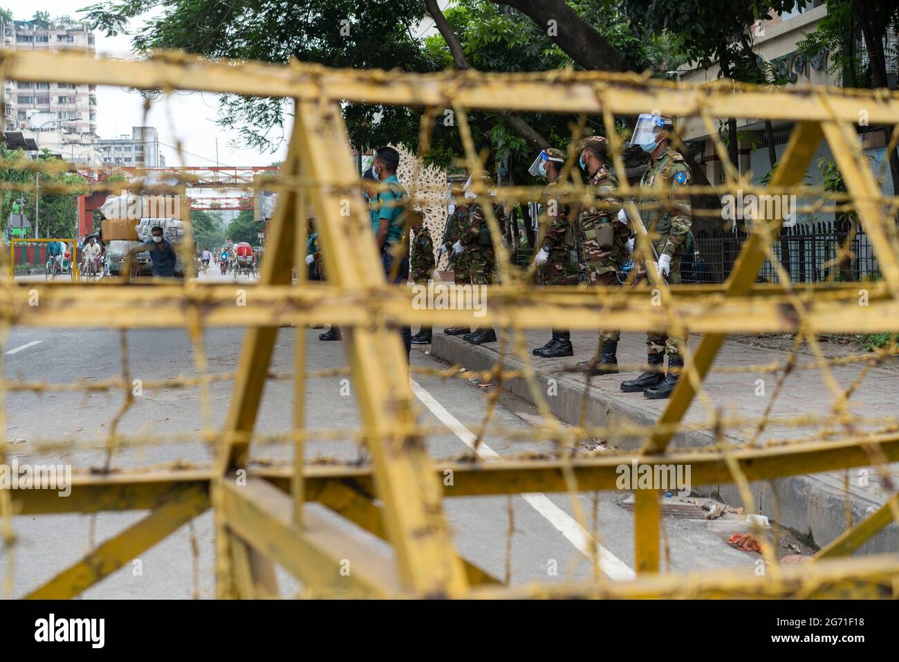 Dhaka, Bangladesch. Juli 2021. Armee- und Polizeibeamte stehen an einem Kontrollposten, während sie Passagiere während einer Sperre überprüfen. Die Regierung von Bangladesch hat ihre strikte Sperre mit Aufenthaltsbefehlen für Bürger bis zum 14. Juli verlängert, da die täglichen Todesfälle durch Coronaviren ein Rekordhoch erreichten. Stockfoto