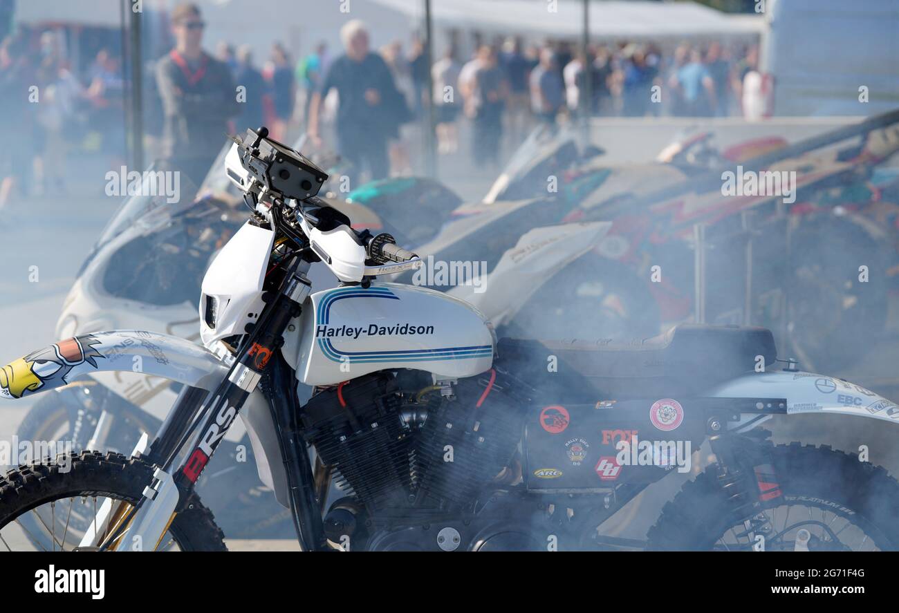 Beim Goodwood Festival of Speed 2021 sitzt ein Harley Davidson Offroad-Sportmotorrad mit einem weißen Benzintank in Abgas gehüllt. Stockfoto