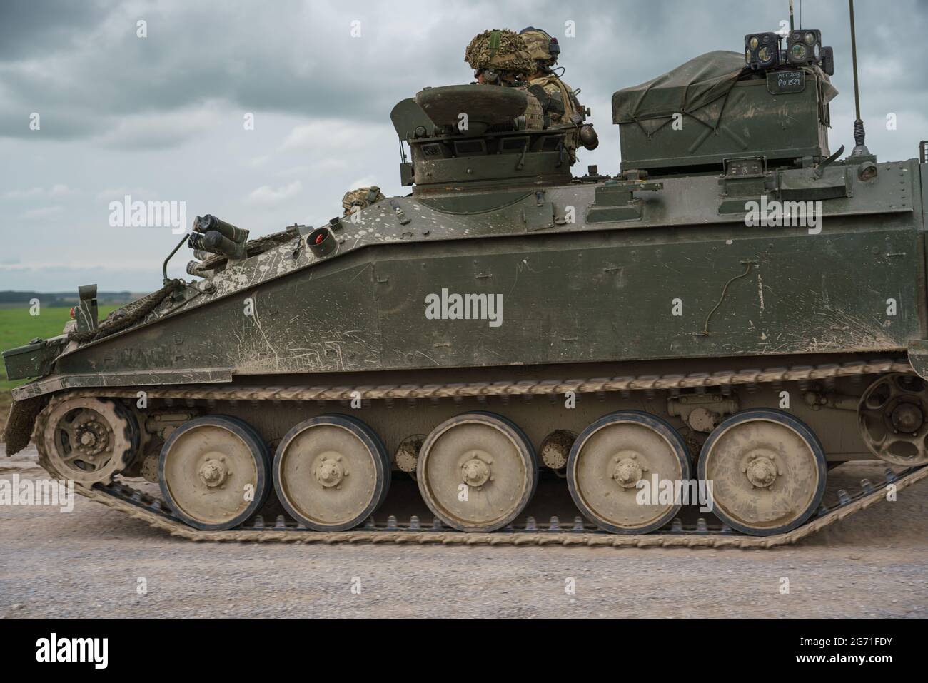 britische Armee FV103 Spartan leicht gepanzertes Fahrzeug in Aktion auf einer militärischen Übung Stockfoto