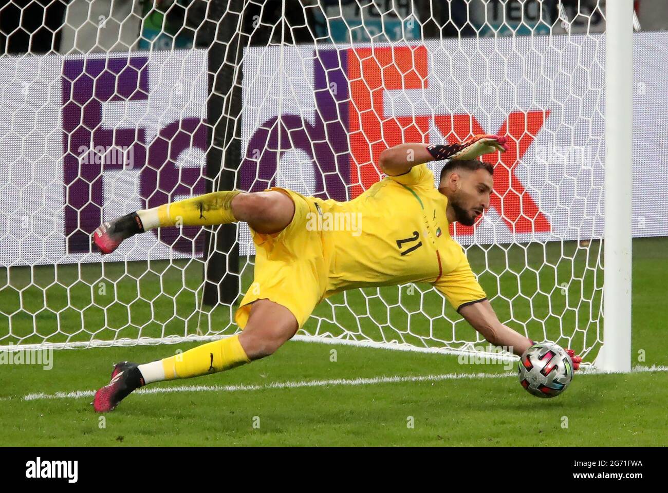 Datei-Foto vom 06-07-2021 von Italiens Torwart Gianluigi Donnarumma rettet eine Strafe von Spaniens Alvaro Morata während des UEFA-EM-Halbfinalspiels 2020 im Wembley-Stadion, London. Ausgabedatum: Samstag, 10. Juli 2021. Stockfoto