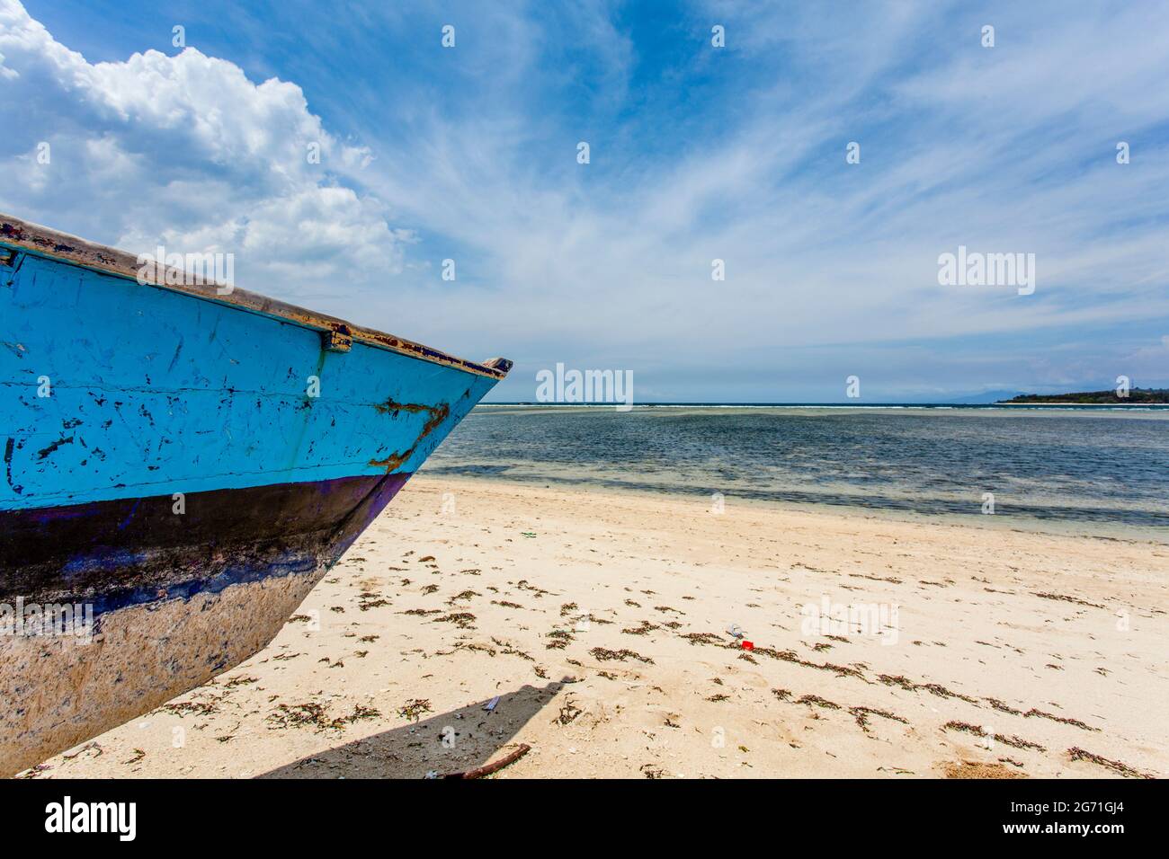 Blau-weißes Fischerboot am Strand von Gili Air, Indonesien, Südostasien Stockfoto