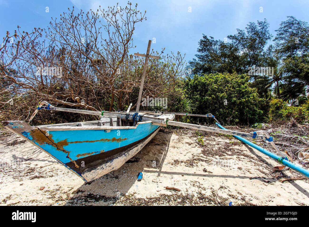 Blau-weißes Fischerboot am Strand von Gili Air, Indonesien, Südostasien Stockfoto