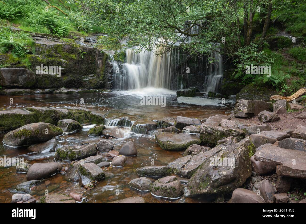 Natürliche wunderschöne Wasserfälle, die mit langer Exposition aufgenommen wurden, um das Wasser in den Brecon Beacons South Wales seidig glatt zu machen Stockfoto