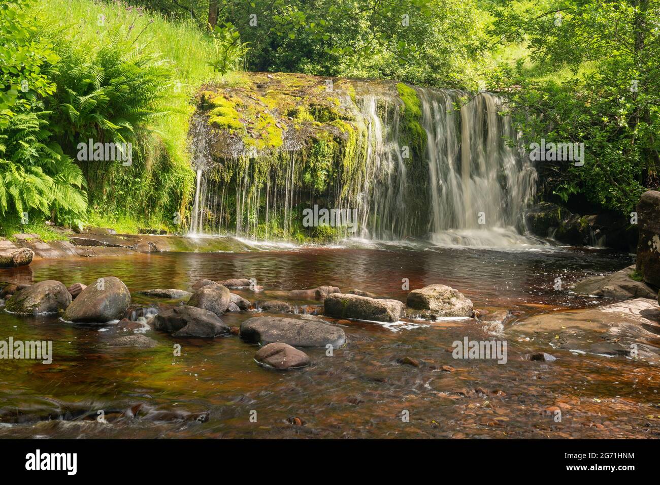 Natürliche wunderschöne Wasserfälle, die mit langer Exposition aufgenommen wurden, um das Wasser im Brecon Beacons National Park seidig glatt zu machen. Stockfoto