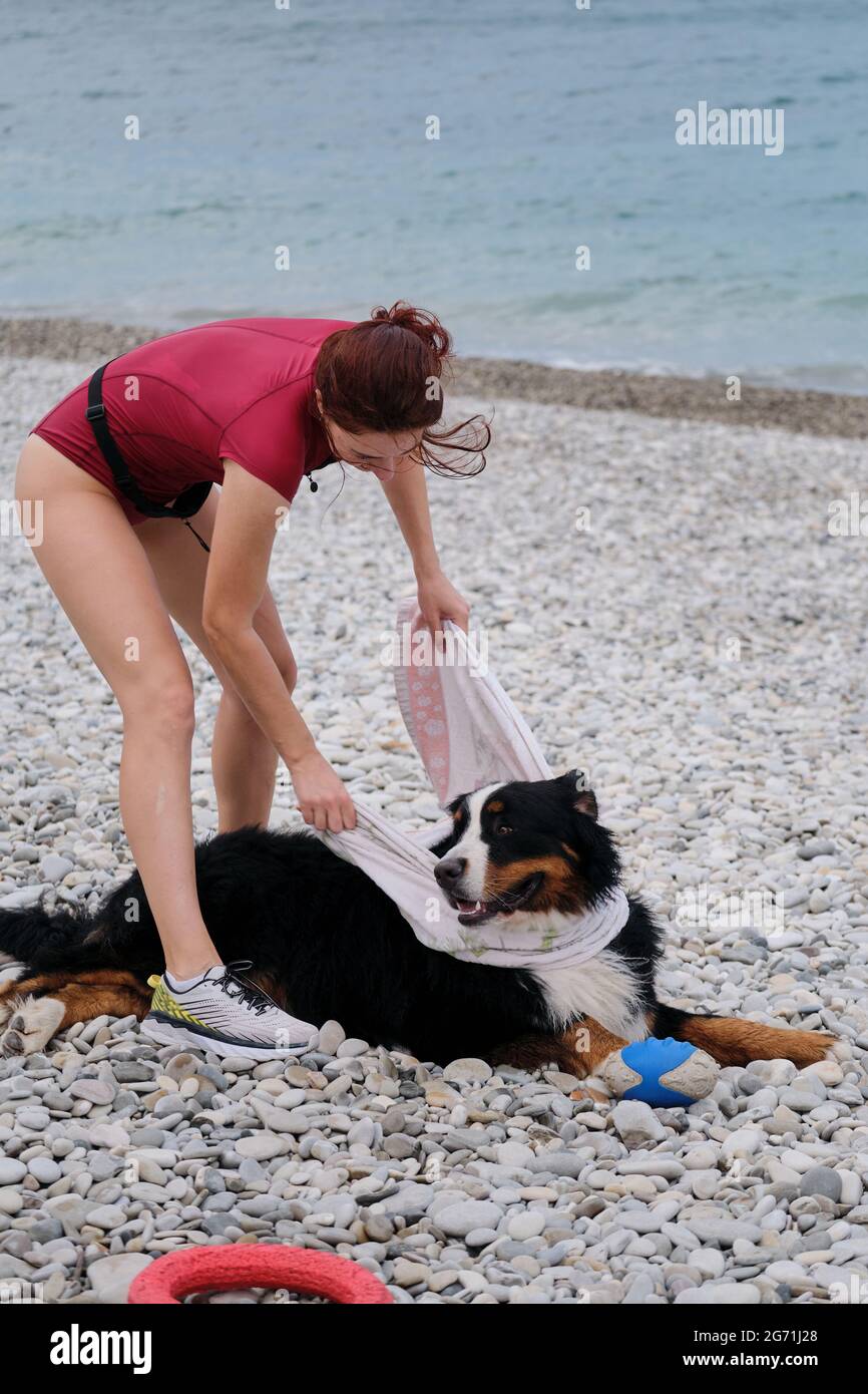 Brünettes Mädchen Hebt Ihren Rock Am Strand An Brünettes Mädchen Hebt Ihren Rock Am Strand An
