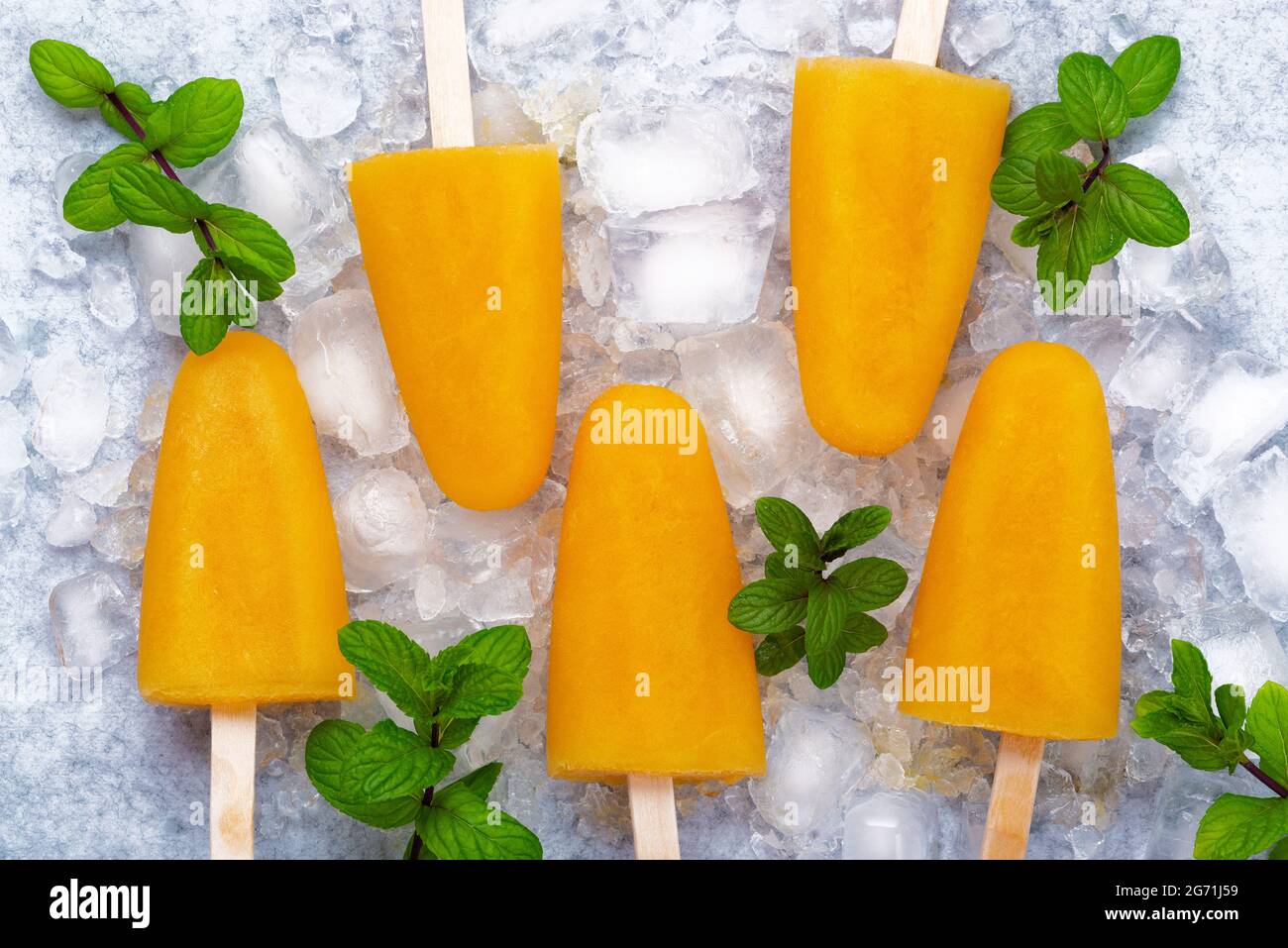 Leckere hausgemachte Popsicles mit Orangensaft Eisfrucht Lollies auf Sticks Ice Cube Top View Flat Lay. Orangeneis Stockfoto